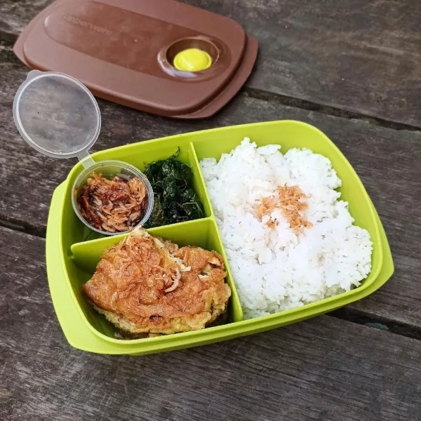 Beri nasi putih, lalu beri udang papeh goreng. Sajikan.
