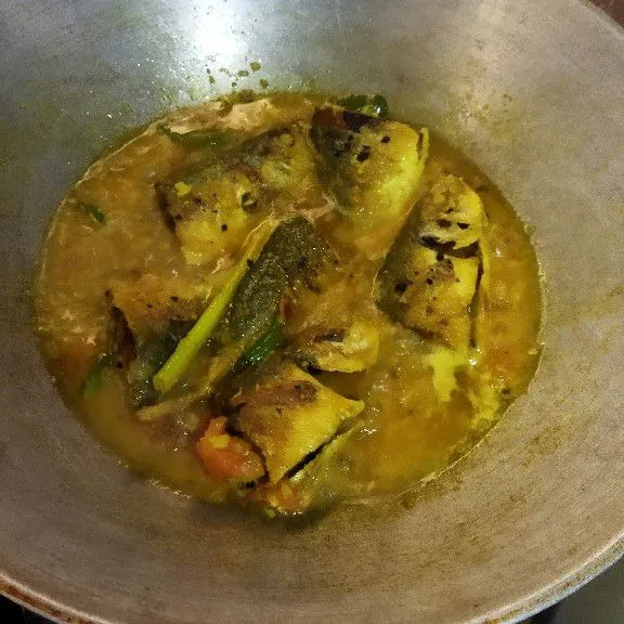Selanjutnya masukan ikan, masak sampai airnya menyusut. Jangan lupa koreksi rasa