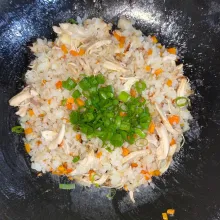 Tambahkan daun bawang, aduk sebentar sampai layu. Angkat lalu sajikan nasi goreng bersama bahan pelengkap.