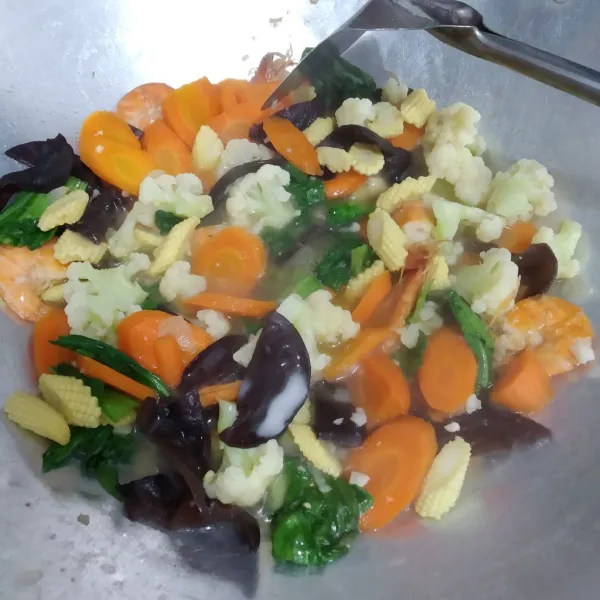 Masukkan sayur yg keras terlebih dahulu seperti wortel dan jagung muda, setelah 10 menit masukkan sisa sayuran lalu beri bumbu dan terakhir larutan maizena