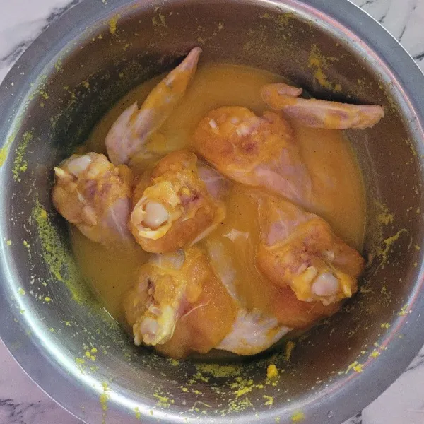 Cuci bersih sayap ayam, kemudian lumuri seluruh permukaan dengan bumbu halus.