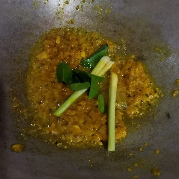 Tumis bumbu dalam minyak panas sampai benar-benar matang