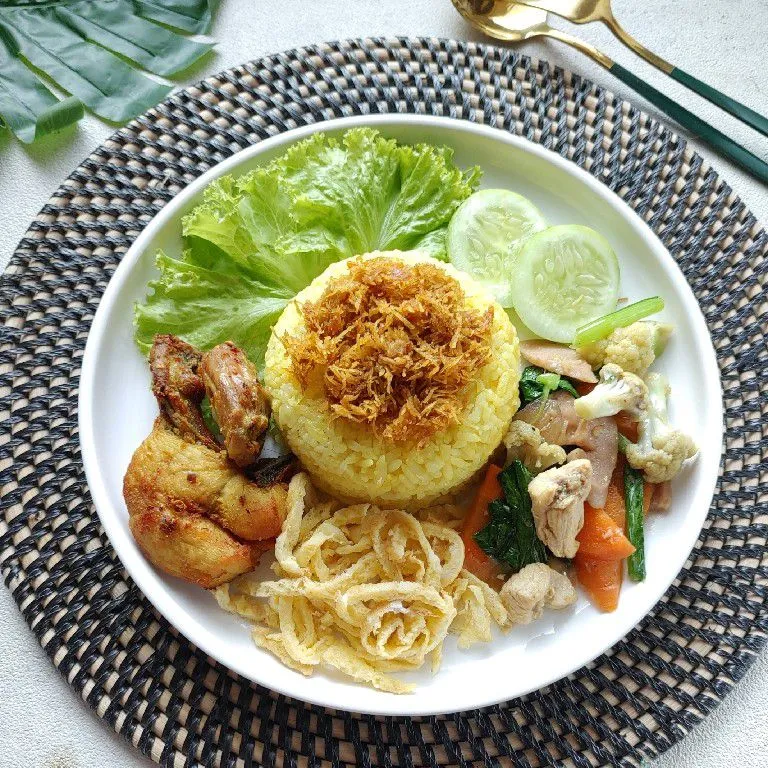 Nasi Kuning Serundeng