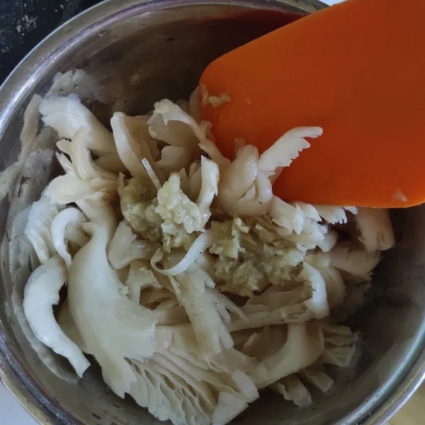campurkan bumbu halus dan jamur, aduk rata. diamkan selama 30 menit.