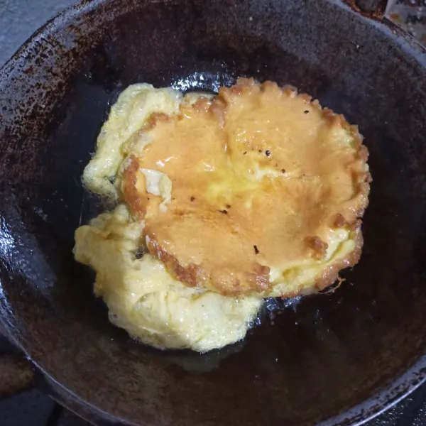 Buat telur dadar, campur semua bahan, kocok merata lalu panaskan minyak, tuang kocokan telur. Masak hingga matang.
