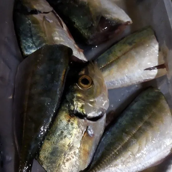 Cuci bersih ikan lalu lumuri garam dan beri air jeruk nipis