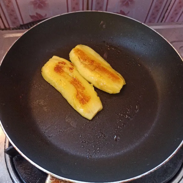 Belah pisang menjadi 2 bagian kemudian panggang hingga kecokelatan.