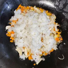 Masukkan nasi, aduk rata dengan bahan lain.
