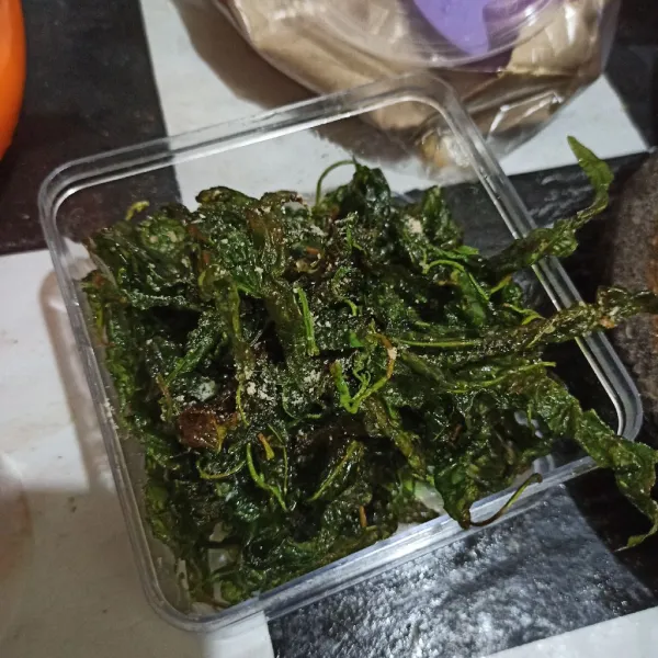 Tiriskan, beri chicken powder, aduk rata.