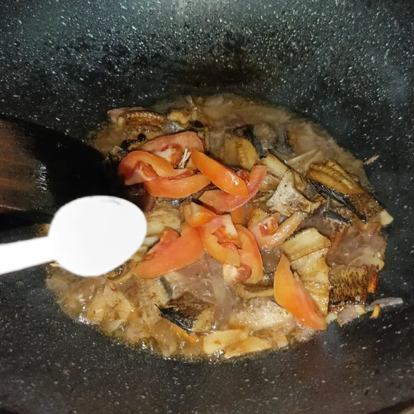 Tambahkan irisan tomat merah, garam, gula pasir dan kaldu jamur secukupnya. Masak sampai meresap, koreksi rasanya dan siap disajikan.