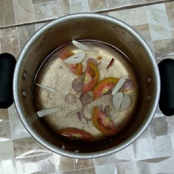 Tuang air ke dalam panci kecil. Masukkan tomat, bawang merah, dan bawang putih.