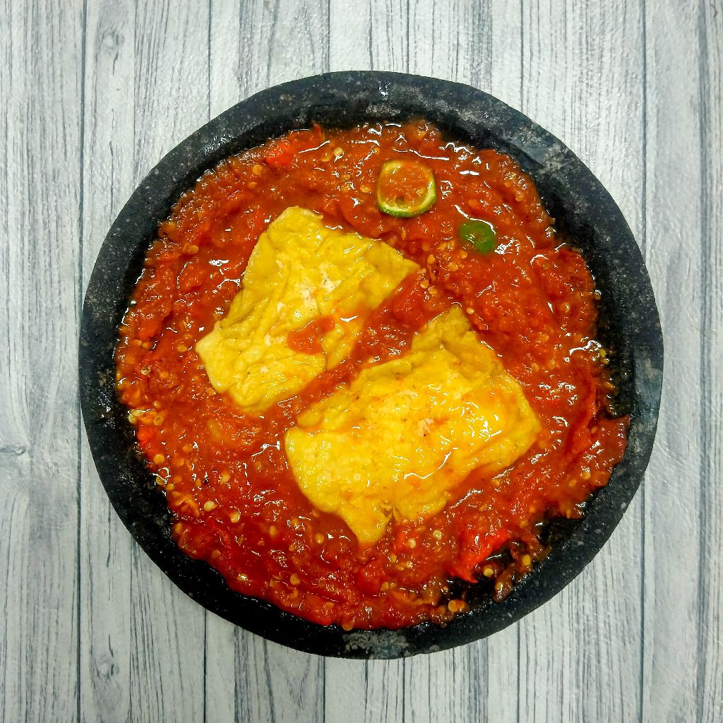 Proses memasak tahu dan ayam goreng sambal rujak