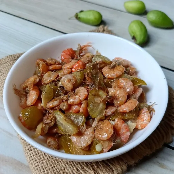 Masak sampai udang matang, koreksi rasanya dan pindahkan kewadah saji, siap disajikan.