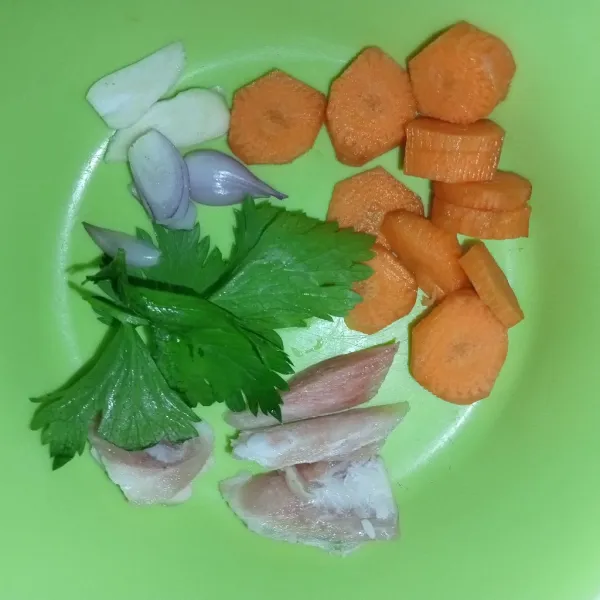 Siapkan bahan. Potong kecil wortel, ayam, dan bawang.