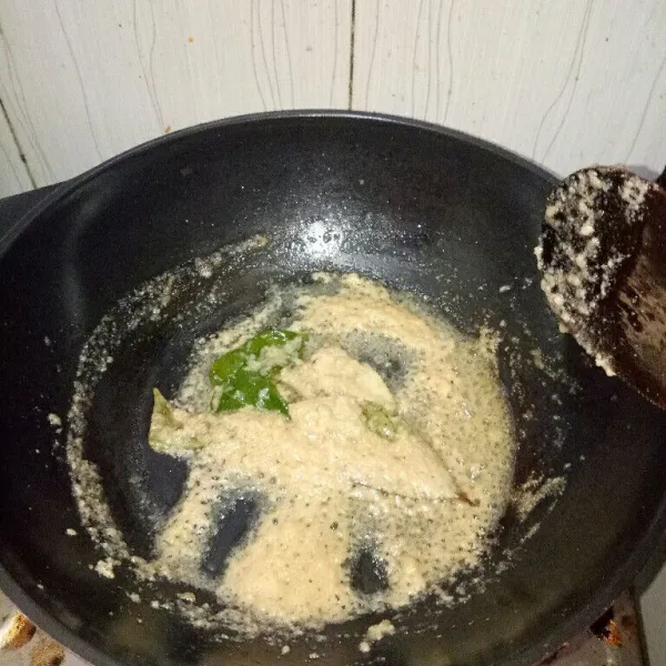 Haluskan bumbu halus lalu tumis sampai harum, kemudian masukan daun salam, serai dan lengkuas. Aduk rata.