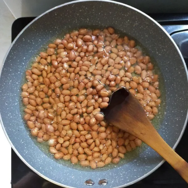 Goreng kacang tanah hingga matang, lalu angkat dan tiriskan.