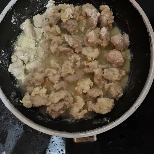 Celupkan daging ke telur yang sudah dikocok lalu balur ke tepung dan goreng hingga matang