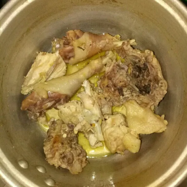 Cuci bersih ayam kampung lalu potong menjadi beberapa bagian. Rebus di air mendidih tanpa bumbu sampai ayam lunak. Sisihkan.