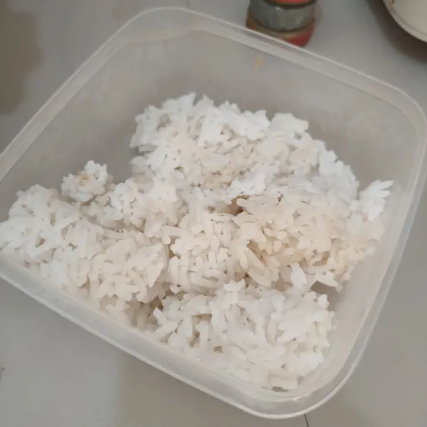 Siapkan nasi dingin.