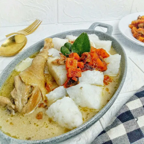 Sajikan opor ayam bersama ketupat dan pelengkapnya.