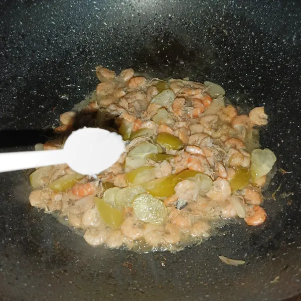 Bumbui dengan garam, lada bubuk, gula pasir dan kaldu jamur.