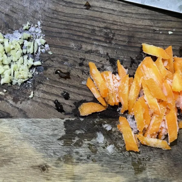 Siapkan bahan saos .cincang bawang putih dan potong wortel