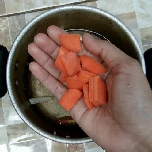 Masukkan wortel.
