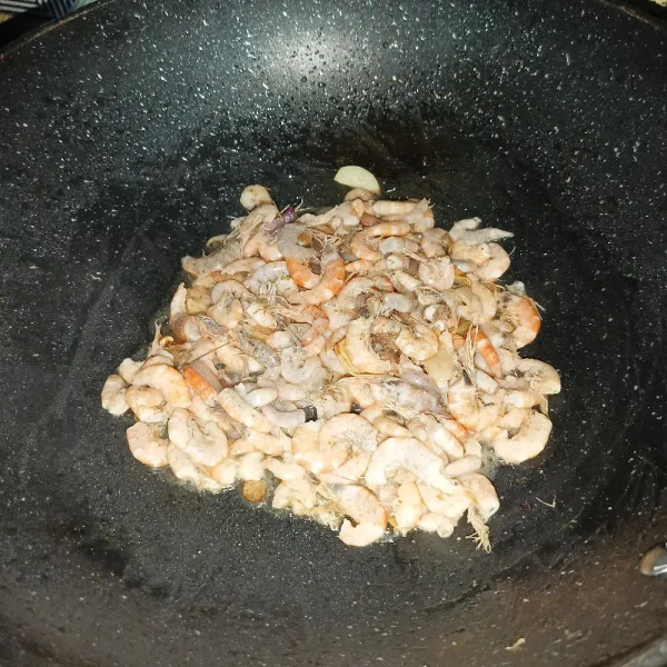 Masukkan udang dan aduk-aduk sampai tercampur rata.