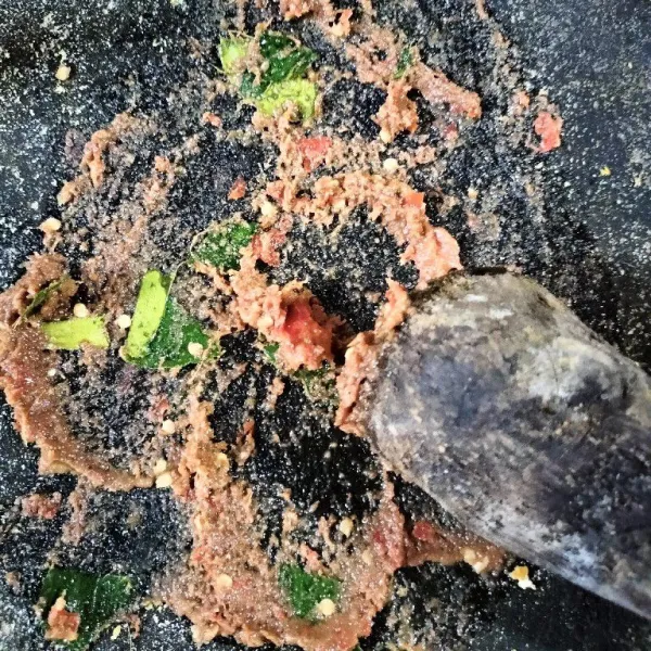 Siapkan bumbu dan haluskan semua bumbu, kecuali kecap manis.