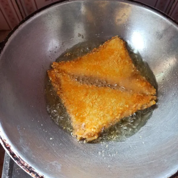 Panaskan minyak goreng secukupnya kemudian masukkan roti lalu goreng hingga matang.