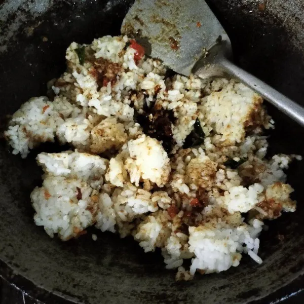 Masukkan nasi dengan kecap.