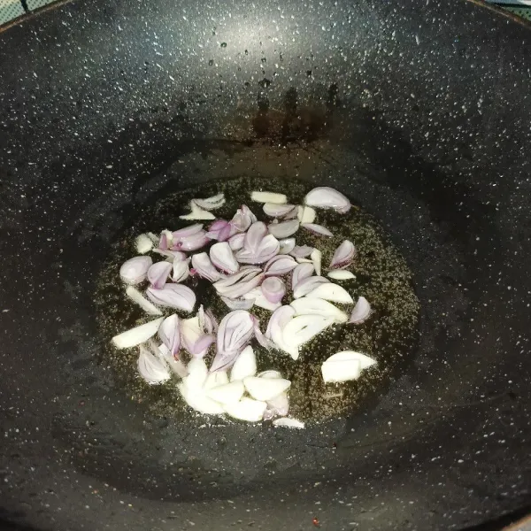 Tumis bawang merah dan bawang putih sampai harum.