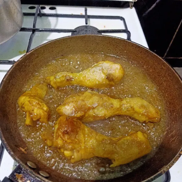 Siapkan wajan berisikan minyak. Setelah minyak panas goreng ayam sebentar. Angkat dan tiriskan. Lalu siap disajikan.