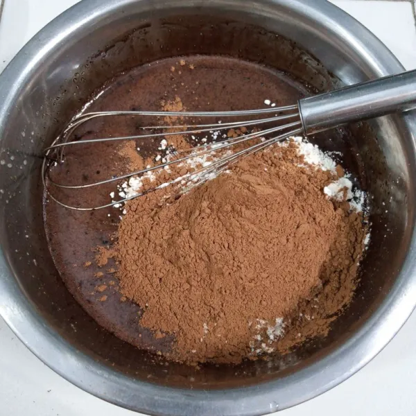 Masukkan tepung terigu dan coklat bubuk. Aduk sampai tercampur rata.