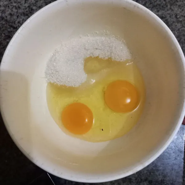 Kocok telur bersama gula pasir hingga mengembang.