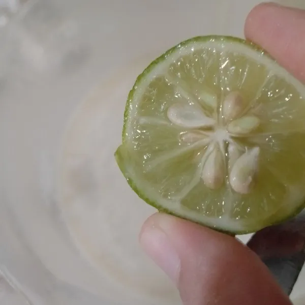 Lalu masukkan 2sdm air perasan jeruk nipis atau lemon, aduk sedikit.