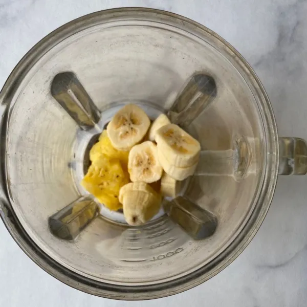 Masukkan nanas dan pisang ke dalam blender.