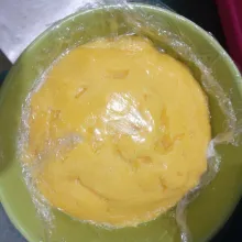 Pindahkan ke mangkok. Tutup permukaannya menempel dengan plastik wrap.