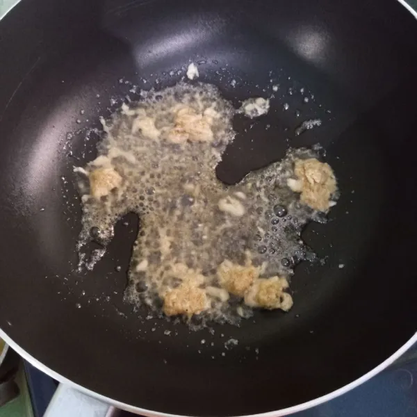 Tumis bumbu halus sampai harum.