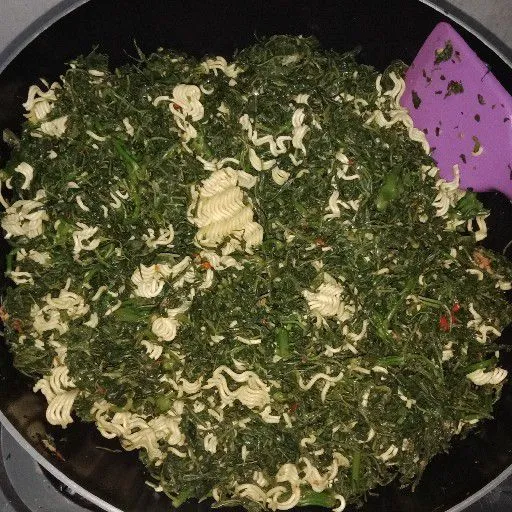 Tambahkan mie instan dan sedikit air