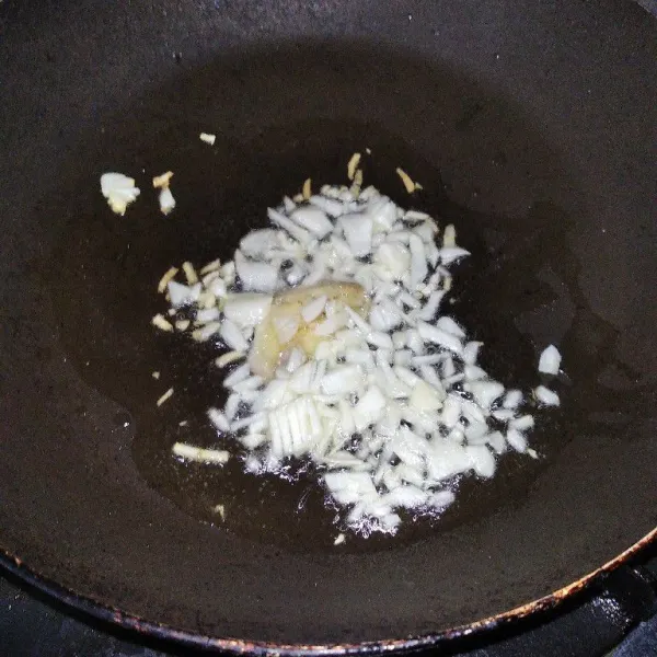 Setelah ayam matang, angkat dari panci,lalu potong kotak, sisihkan, Tumis bawang putih dan jahe hingga harum