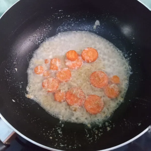 Masukkan wortel dan sedikit air agar wortel cepat empuk.