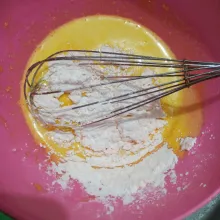 Kocok kuning telur dan gula. Masukkan maizena, custard powder, vanili. Aduk rata.