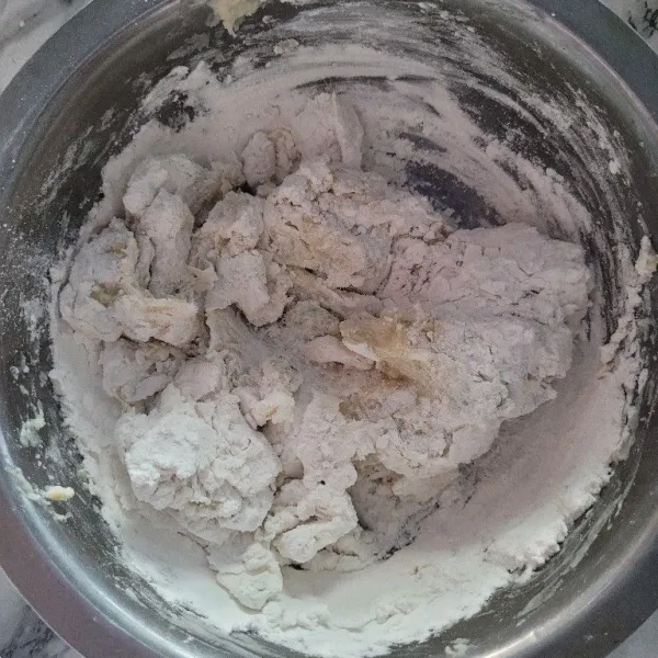 Tambahkan tepung tapioka dan uleni hingga kalis.