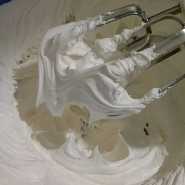 Selanjutnya kocok whipping cream untuk membuat caramel, lalu hangatkan sebentar hingga mencair.