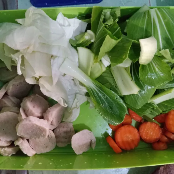 Siapkan bahan-bahan sayurannya.
