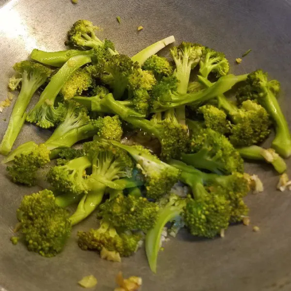 Masukkan brokoli. Tambahkan saos tiram, minyak wijen, garam, penyedap