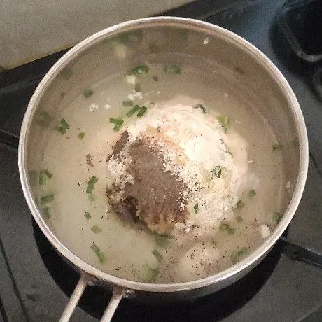 Masak jadi satu dengan api kecil hingga mendidih tepung terigu, parutan bawang putih, garam, kaldu bubuk dan lada bubuk dan irisan daun bawang sampai kalis. Sambil diaduk biar gak gosong