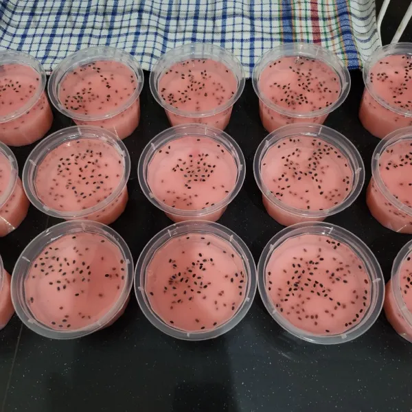 Tuang ke dalam cup yang sudah berisi puding. Takaran resep ini bisa jadi 15 cup.