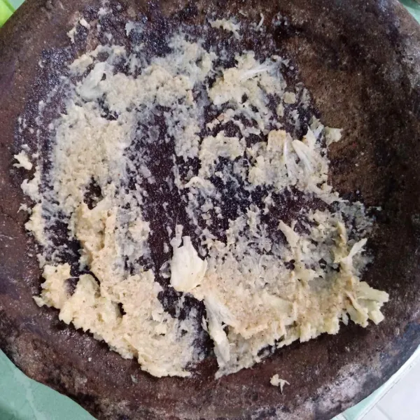 Siapkan bahan bumbu halus, kemudian haluskan.
